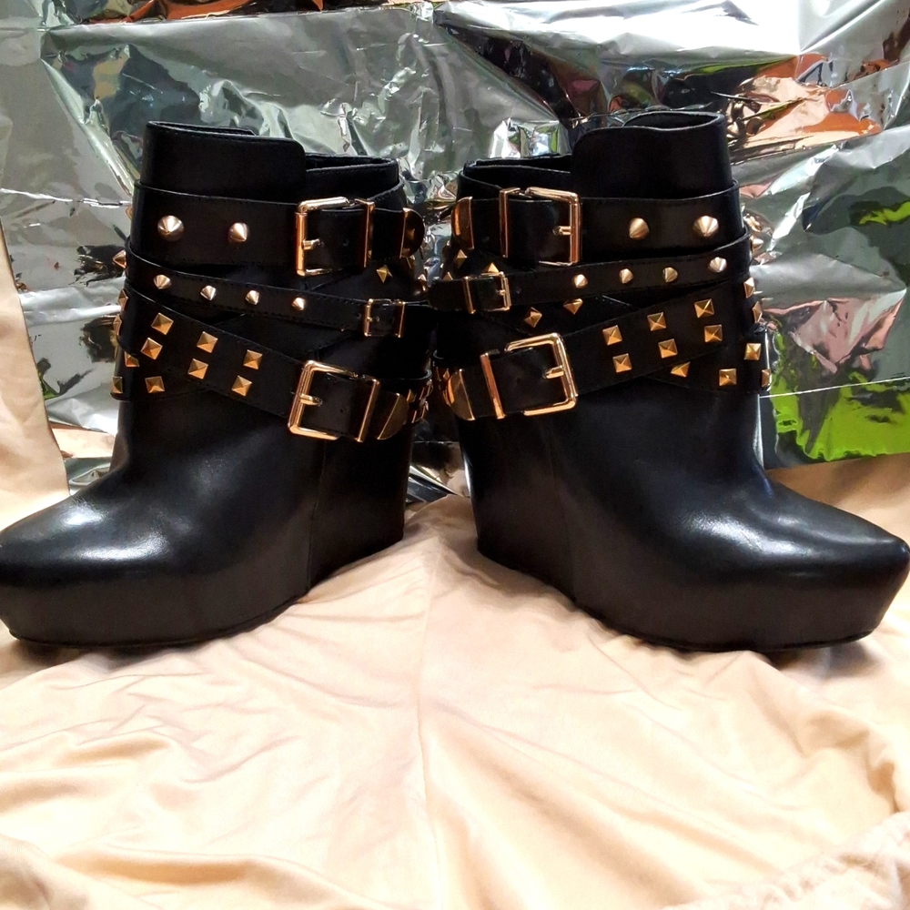 BCBG Eneration black boots. MAKE OFFER!!